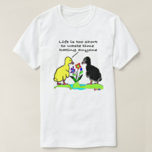 人生は短すぎて誰かを憎むのに時間を無駄にしない Tシャツ