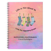 人生は短すぎることわざ引用文ピンクのパーソナライズ ノートブック (正面)