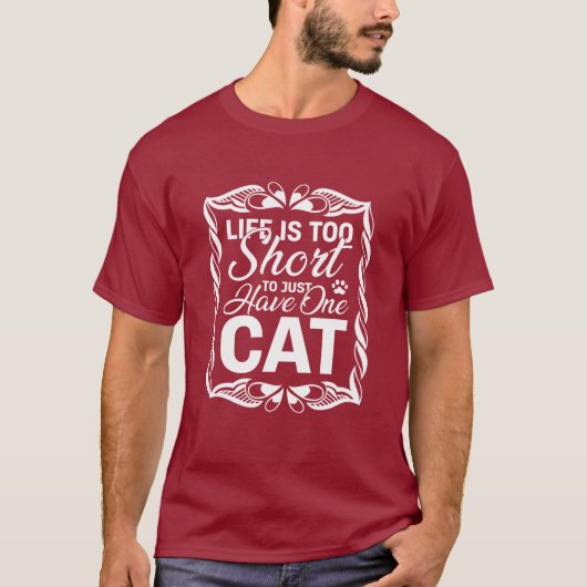 人生は短すぎる、一匹の猫だけで満足するには Funny Tシャツ (正面)