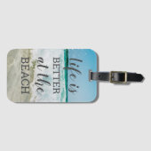 人生は砂とサーフフォトのビーチで優れている ラゲッジタグ (正面横)