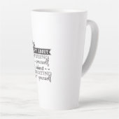 人生は自分を見つけることではなく、crに関するものである カフェラテマグ (右アングル)