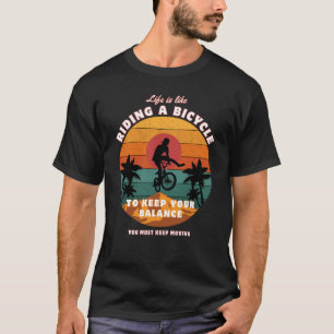 人生は自転車に乗って移動する様保だ Tシャツ