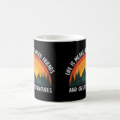 人生は良い友達と冒険のためのものだ素晴らし コーヒーマグカップ (中央)