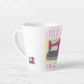 人生は良い縫い物だ!パーソナライズされた. カフェラテマグ (左アングル)