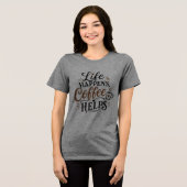 人生は起こるもの コーヒーは助けてくれる トライブレンドTシャツ (正面全面)