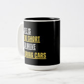 人生は退屈な車を運転するには短すぎる ツートーンマグカップ (正面左)