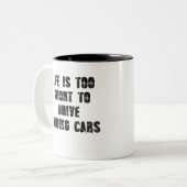 人生は退屈な車を運転するには短すぎる ツートーンマグカップ (正面左)
