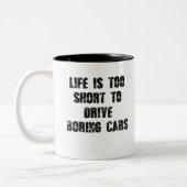 人生は退屈な車を運転するには短すぎる ツートーンマグカップ (左)