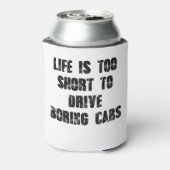 人生は退屈な車を運転するには短すぎる 缶クーラー (缶裏面)