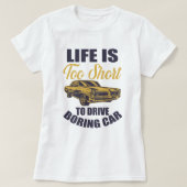 人生は退屈な車を運転するには短すぎる Tシャツ (デザイン正面)