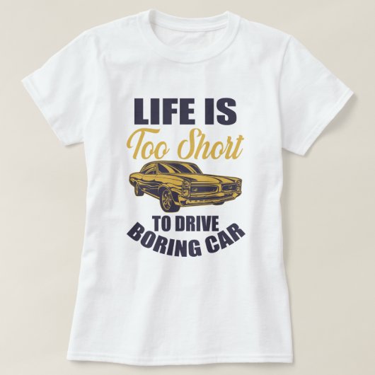 人生は退屈な車を運転するには短すぎる Tシャツ (デザイン正面)