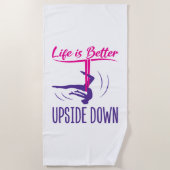 人生は逆さまに空中ヨガより良い ビーチタオル (正面)