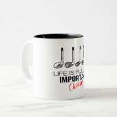 人生は重要な選択ゴルフに満ちていおもしろいる ツートーンマグカップ (正面左)