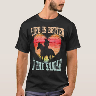 人生は馬のシルに乗ってサドルの女の子の中でより良い Tシャツ