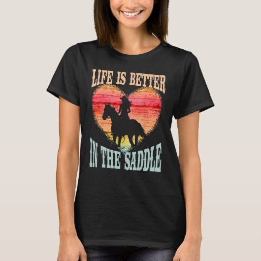人生は馬のシルに乗ってサドルの女の子の中でより良い Tシャツ (正面)