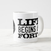 人生は40 40歳のおもしろい誕生日の大きなXLマグで始まる ジャンボコーヒーマグカップ (正面右)