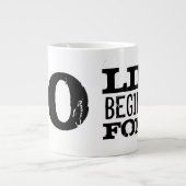 人生は40 40歳のおもしろい誕生日の大きなXLマグで始まる ジャンボコーヒーマグカップ (正面)