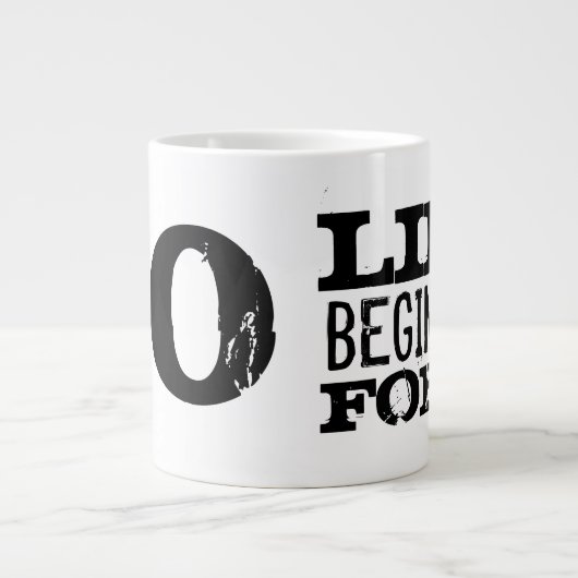 人生は40 40歳のおもしろい誕生日の大きなXLマグで始まる ジャンボコーヒーマグカップ (正面)