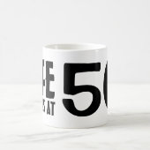 人生は50歳の誕生日おもしろいパーティーのマグカップで始まる コーヒーマグカップ (中央)