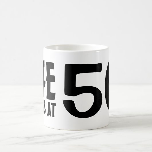 人生は50歳の誕生日おもしろいパーティーのマグカップで始まる コーヒーマグカップ (中央)