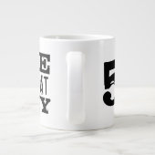 人生は5050番目のおもしろい誕生日ジャンボマグで始まる ジャンボコーヒーマグカップ (裏面)