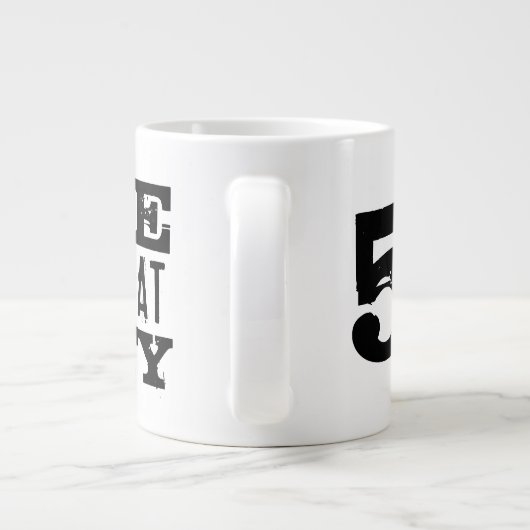 人生は5050番目のおもしろい誕生日ジャンボマグで始まる ジャンボコーヒーマグカップ (裏面)