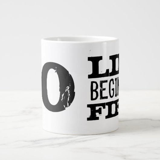 人生は5050番目のおもしろい誕生日ジャンボマグで始まる ジャンボコーヒーマグカップ (正面)