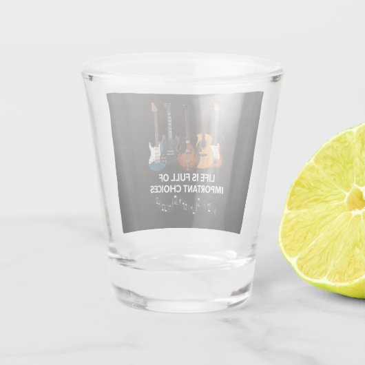 人生は、ギター愛好者の大切な選択に満ちている ショットグラス (裏面)
