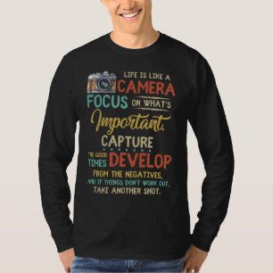 人生は、重要なことに焦点を合わせたカメラのようなものだ Tシャツ