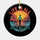 人生はSUPパッド上のバランスのパドルボーダーについてすべて セラミックオーナメント (裏面)