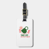 人生を一度に1つの一口飲む – 荷物タグ ラゲッジタグ (正面縦)