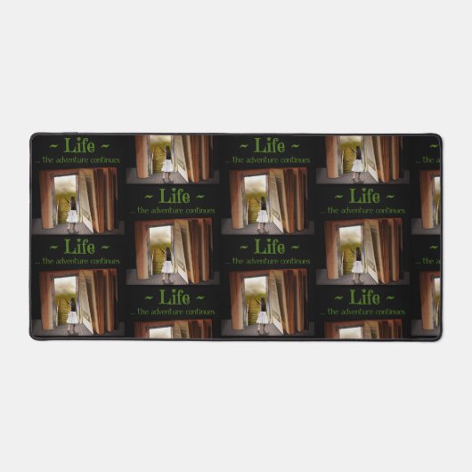 人生、冒険は続く デスクマット (正面)