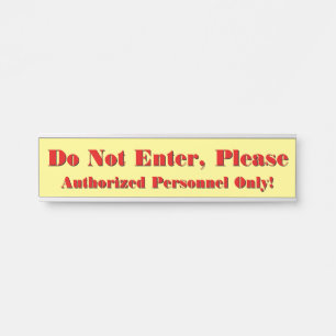 人目を引く「入らないで下さい」 サインプレート