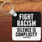 人種差別と闘う沈黙は共犯 キーホルダー (正面)