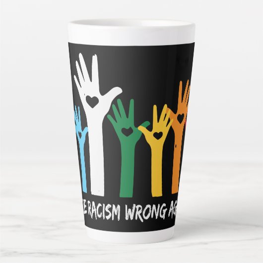 人種差別を誤ったハート手にする カフェラテマグ (正面)