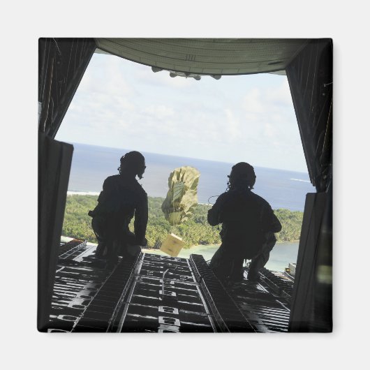 人道物資の箱 マグネット (正面)