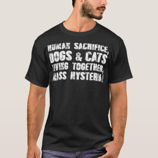 人間が犠牲になる犬の猫たち Tシャツ