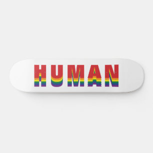 人間のカラフルなLGBTQレインボーゲイプライドフラッグカラー スケートボード