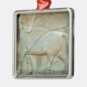 人間の形をした雄牛の浅浮き彫り メタルオーナメント (左)