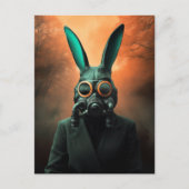 人間の服の不気味なガスマスクウサギ ポストカード (正面)