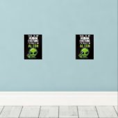 人間の衣装エイリアン – 編集可能な文字プリントセット (ウッドフロア)