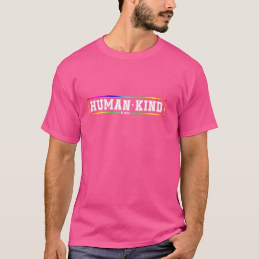 人間は同じ、人間は同じ、人間は同じ、平等で、親切である。 Tシャツ (正面)