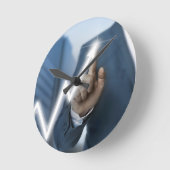 人間は株価タッチスクリーンのコンセプトを描く ラウンド壁時計 (傾斜)