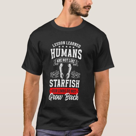 人間は腕の切断とは違うという教訓 Tシャツ (正面)