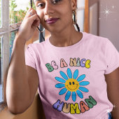 人間らしい青と黄色の花のグラフィックになる Tシャツ