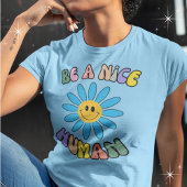 人間らしい青と黄色の花のグラフィックになる Tシャツ