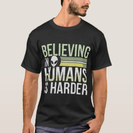 人間を信じる方が難しい Tシャツ