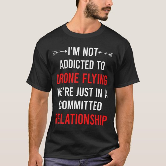 人間関係ドローン飛んでいるドローン Tシャツ (正面)