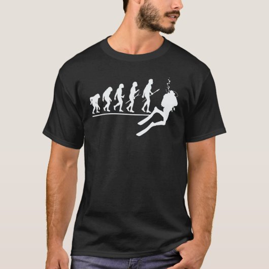 人間+スキューバダイバーの進化は素晴らしい+進化するダイバー Tシャツ (正面)
