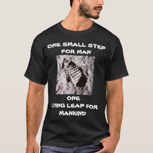 人類にとっては一小さい歩み、人類にとっては嘘の大きな飛躍 Tシャツ (正面)